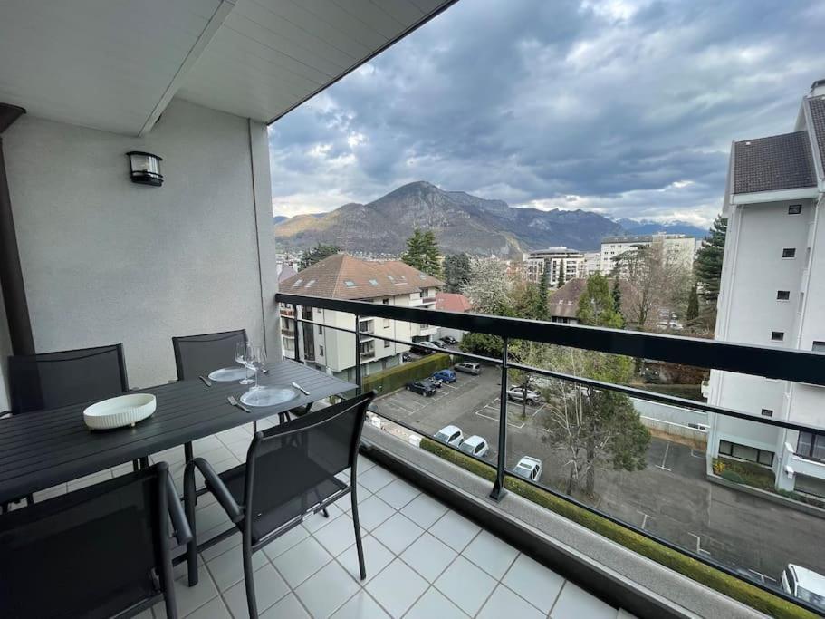 Le Mont-Veyrier, Parking Et Vue Apartman Annecy Kültér fotó