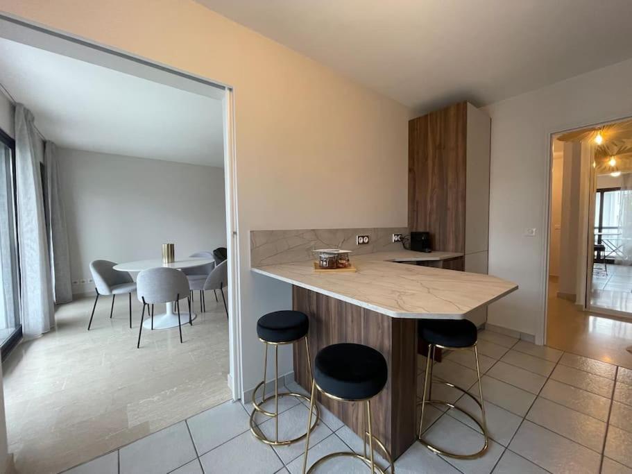 Le Mont-Veyrier, Parking Et Vue Apartman Annecy Kültér fotó