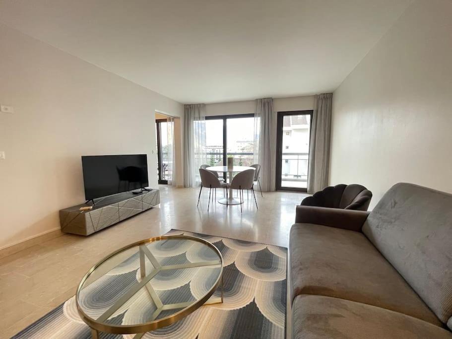 Le Mont-Veyrier, Parking Et Vue Apartman Annecy Kültér fotó
