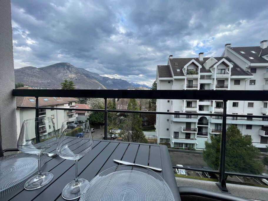 Le Mont-Veyrier, Parking Et Vue Apartman Annecy Kültér fotó