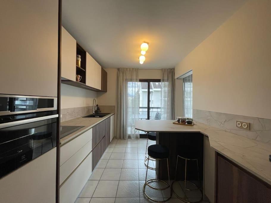 Le Mont-Veyrier, Parking Et Vue Apartman Annecy Kültér fotó