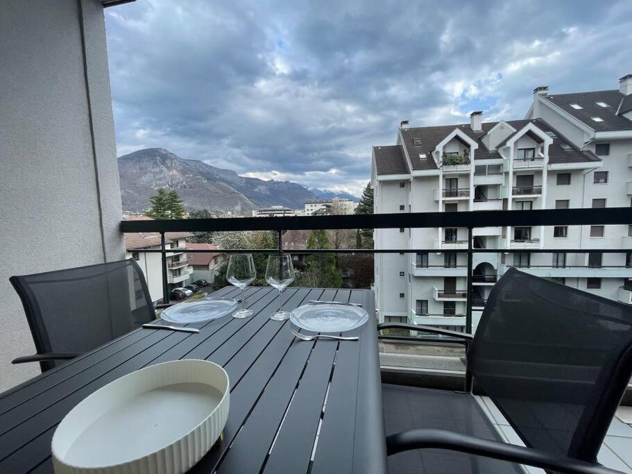 Le Mont-Veyrier, Parking Et Vue Apartman Annecy Kültér fotó