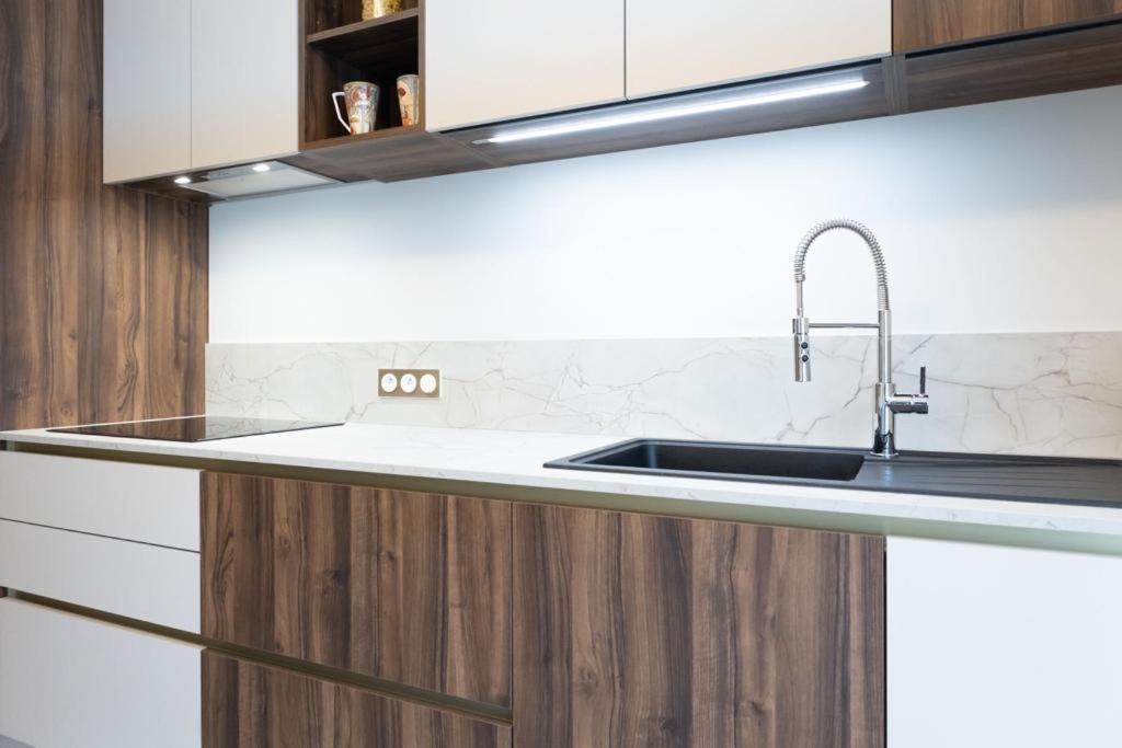 Le Mont-Veyrier, Parking Et Vue Apartman Annecy Kültér fotó